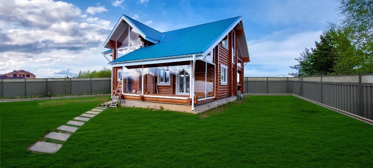 Мягкие окна на веранде загородного дома в Богучаре